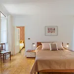 Guesthost - Roomy Flat In With Small Balcony アパート ドマーゾ