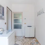Guesthost - Roomy Flat In With Small Balcony