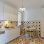 アパート Guesthost - Roomy Flat In With Small Balcony ドマーゾ