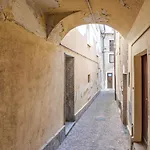 Guesthost - Roomy Flat In With Small Balcony アパート *
