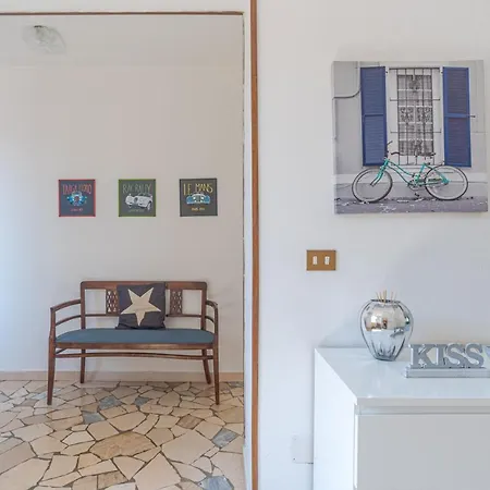 Guesthost - Roomy Flat In With Small Balcony アパート ドマーゾ