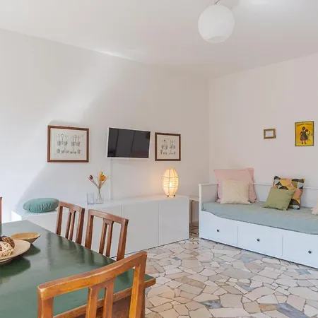 Guesthost - Roomy Flat In With Small Balcony アパート ドマーゾ