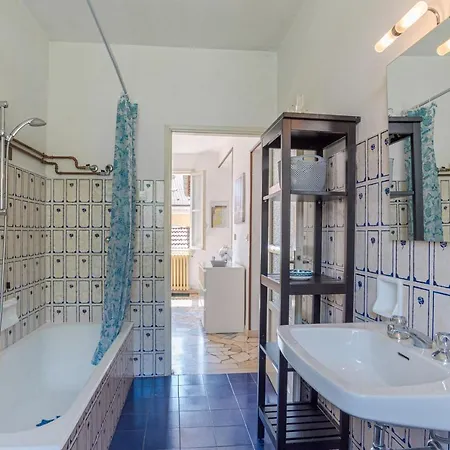 Guesthost - Roomy Flat In With Small Balcony * 多马索
