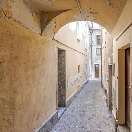 Guesthost - Roomy Flat In With Small Balcony 公寓 *